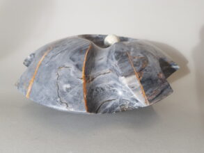 Kunst: One in Hole III van kunstenaar Miranda Karskens