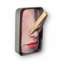 Kunst: Stinkertje 5×8 van kunstenaar Saskia Hoeboer