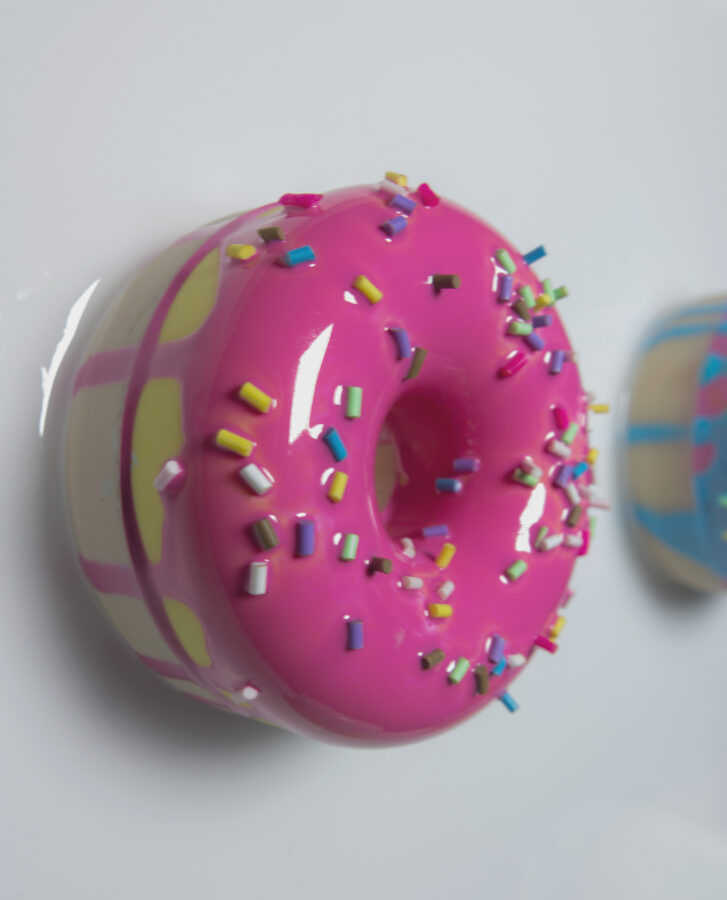 Kunst: Donut Small Dripping Chill van kunstenaar Lotte Kloppenburg