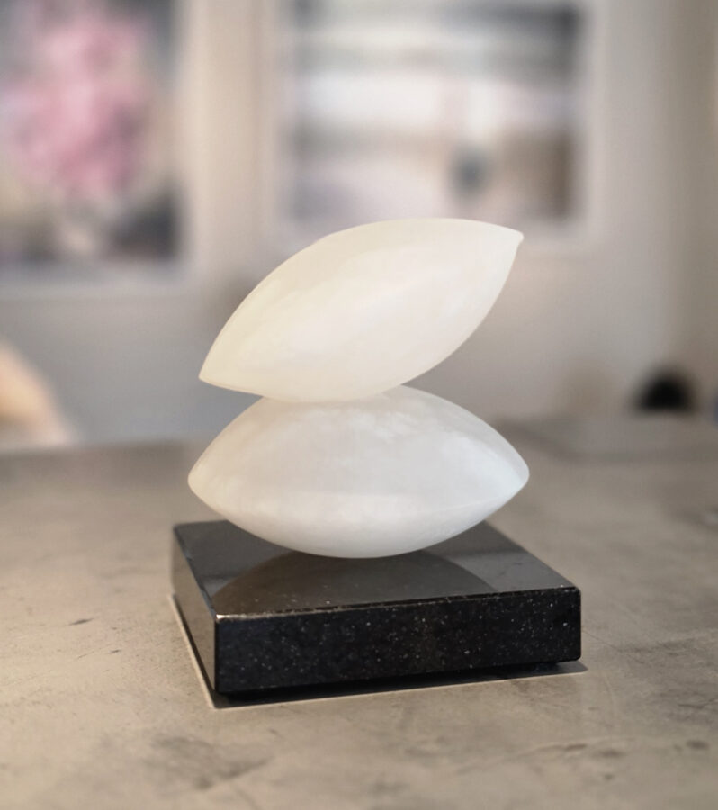 Kunst: 2 Piedritas Albast Wit/transparant van kunstenaar Angelo Moyano