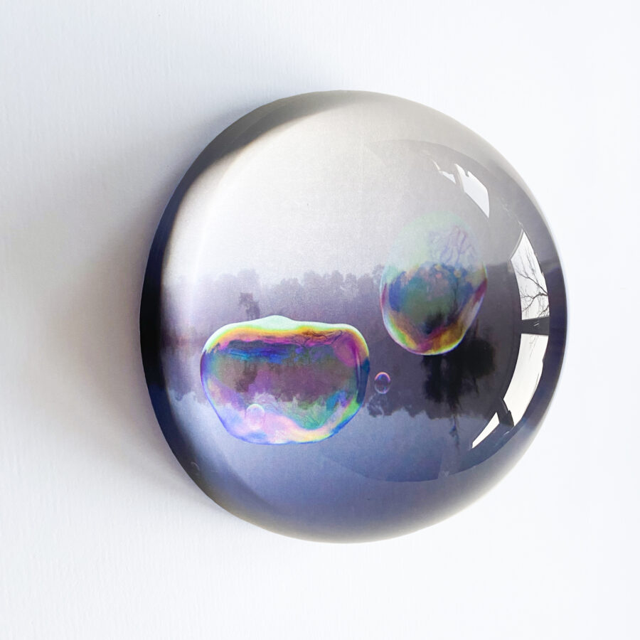 Kunst: glass globe #18 van kunstenaar Noortje Haegens
