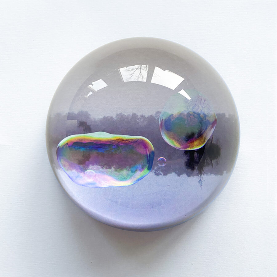 Kunst: glass globe #18 van kunstenaar Noortje Haegens