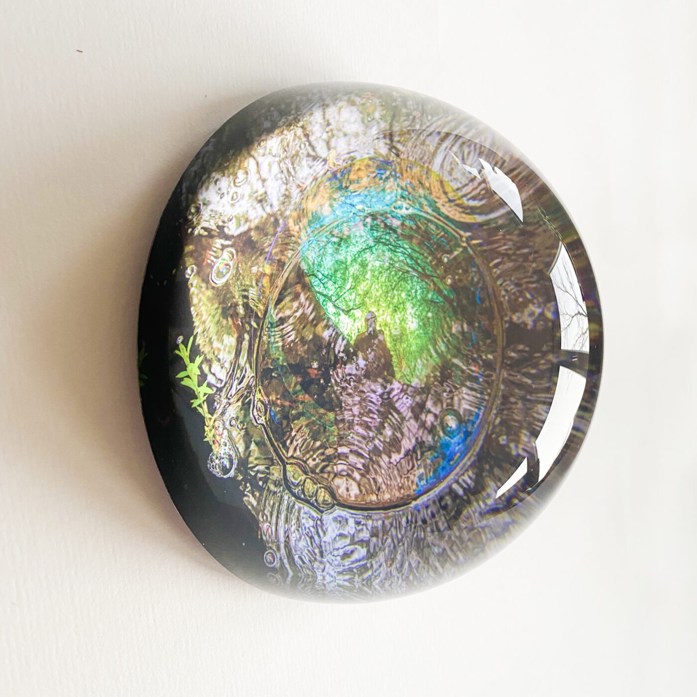 Kunst: glass globe #20 van kunstenaar Noortje Haegens