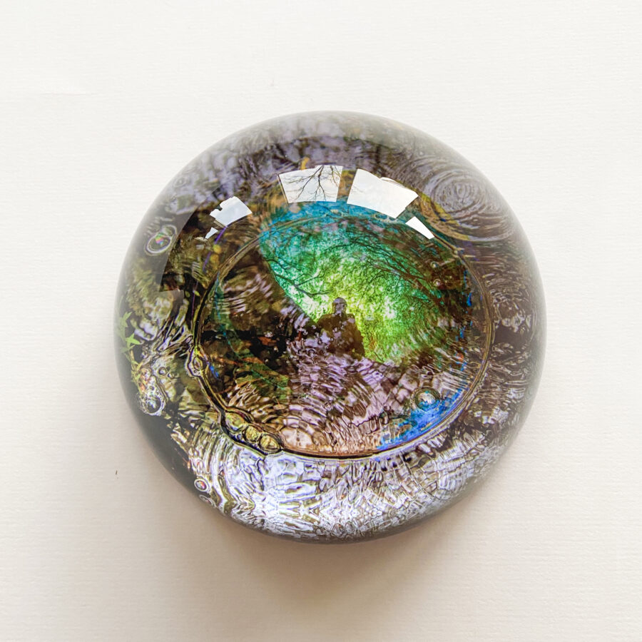Kunst: glass globe #20 van kunstenaar Noortje Haegens