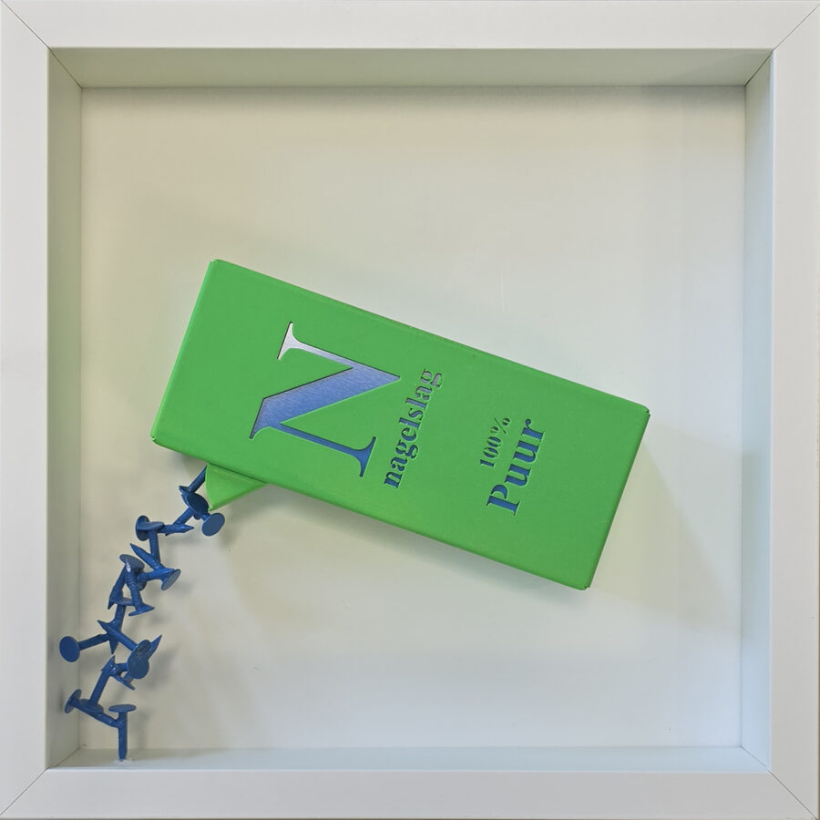 Kunst: Nagelslag neon Groen, Blauw en Paars van kunstenaar Cees Hoogeveen