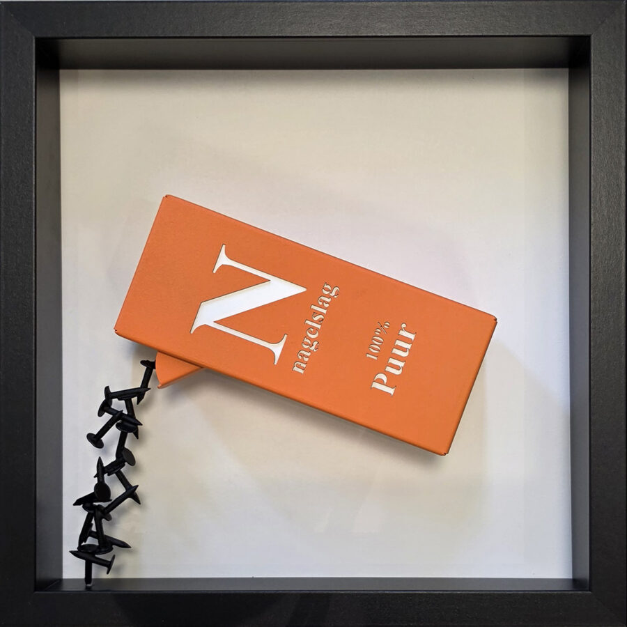 Kunst: Nagelslag Oranje en Wit van kunstenaar Cees Hoogeveen