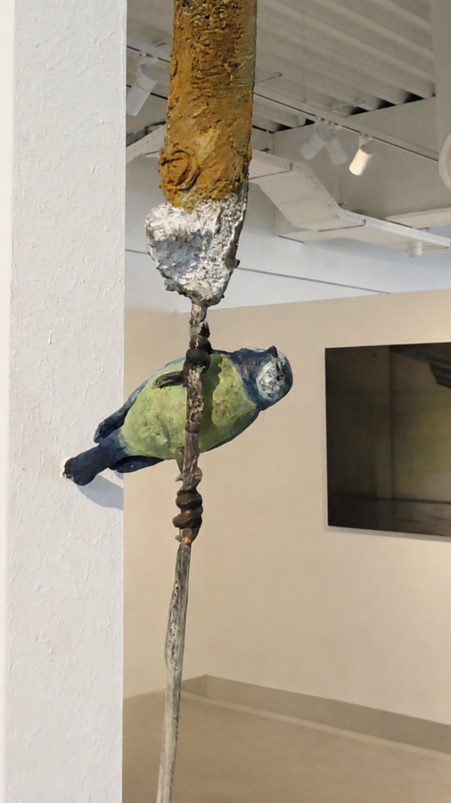 Kunst: Blue tit to bulrush van kunstenaar Chris Gadiot