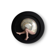 Kunst: Sassy Shell links van kunstenaar Saskia Hoeboer