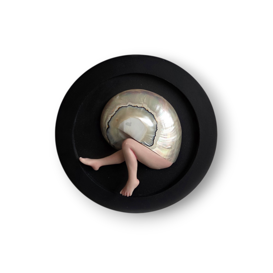 Kunst: Sassy Shell links van kunstenaar Saskia Hoeboer
