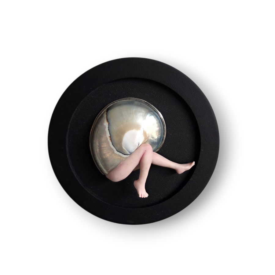 Kunst: Sassy Shell rechts van kunstenaar Saskia Hoeboer