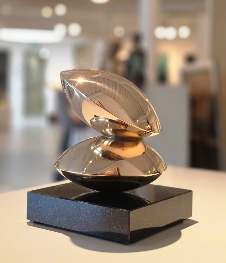 Kunst: Dos Piedras Brons van kunstenaar Angelo Moyano