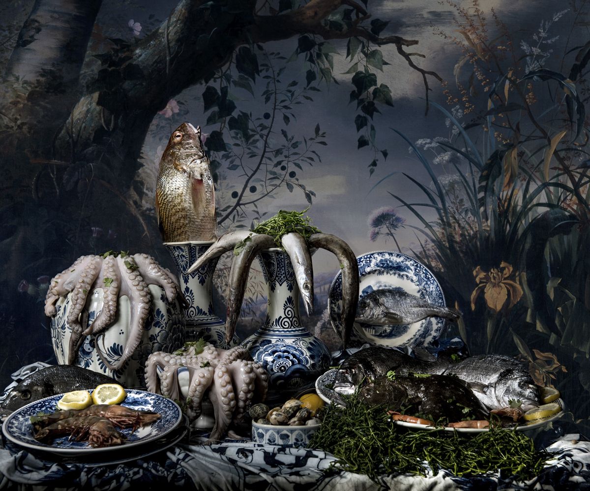 Kunst: Fish still life in delftware van kunstenaar Hans Withoos