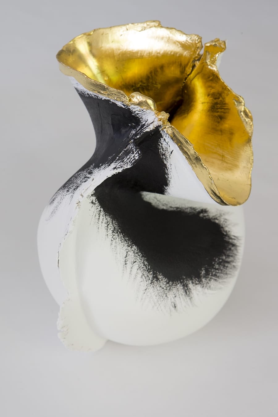 Kunst: melting vases (black artistiek) van kunstenaar Mo Cornelisse