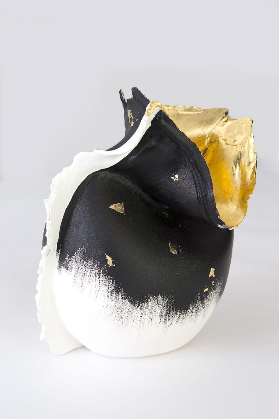 Kunst: melting vases (black, gold dots) van kunstenaar Mo Cornelisse